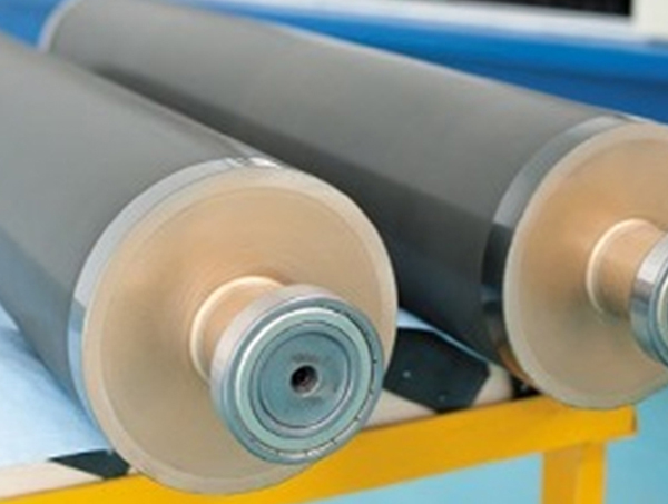 Jakie są zalety rolek pokrytych twardym stopem w zastosowaniach przemysłowych?